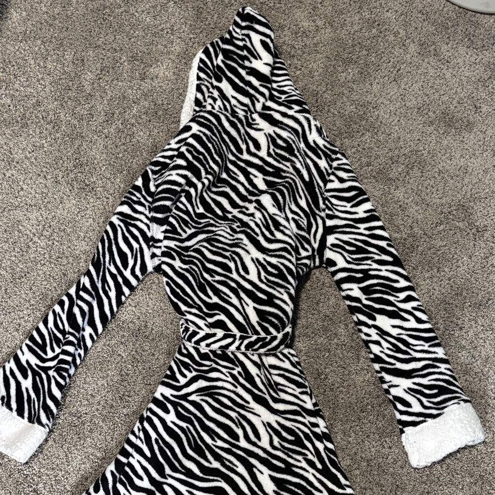 Zebra Pattern Hooded Robe - Picture 2 of 3